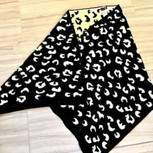 Black and white cotton wrap with buttons